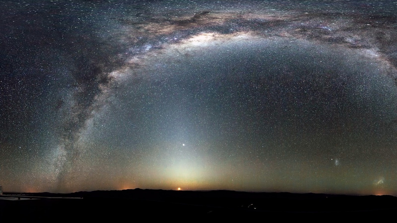 Um grande objeto circular no céu com uma luz brilhante (via láctea, galáxia, estrela, atmosfera, objeto astronômico)