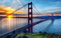 Golden Gate Bridge bei Sonnenuntergang über der San Francisco Bay