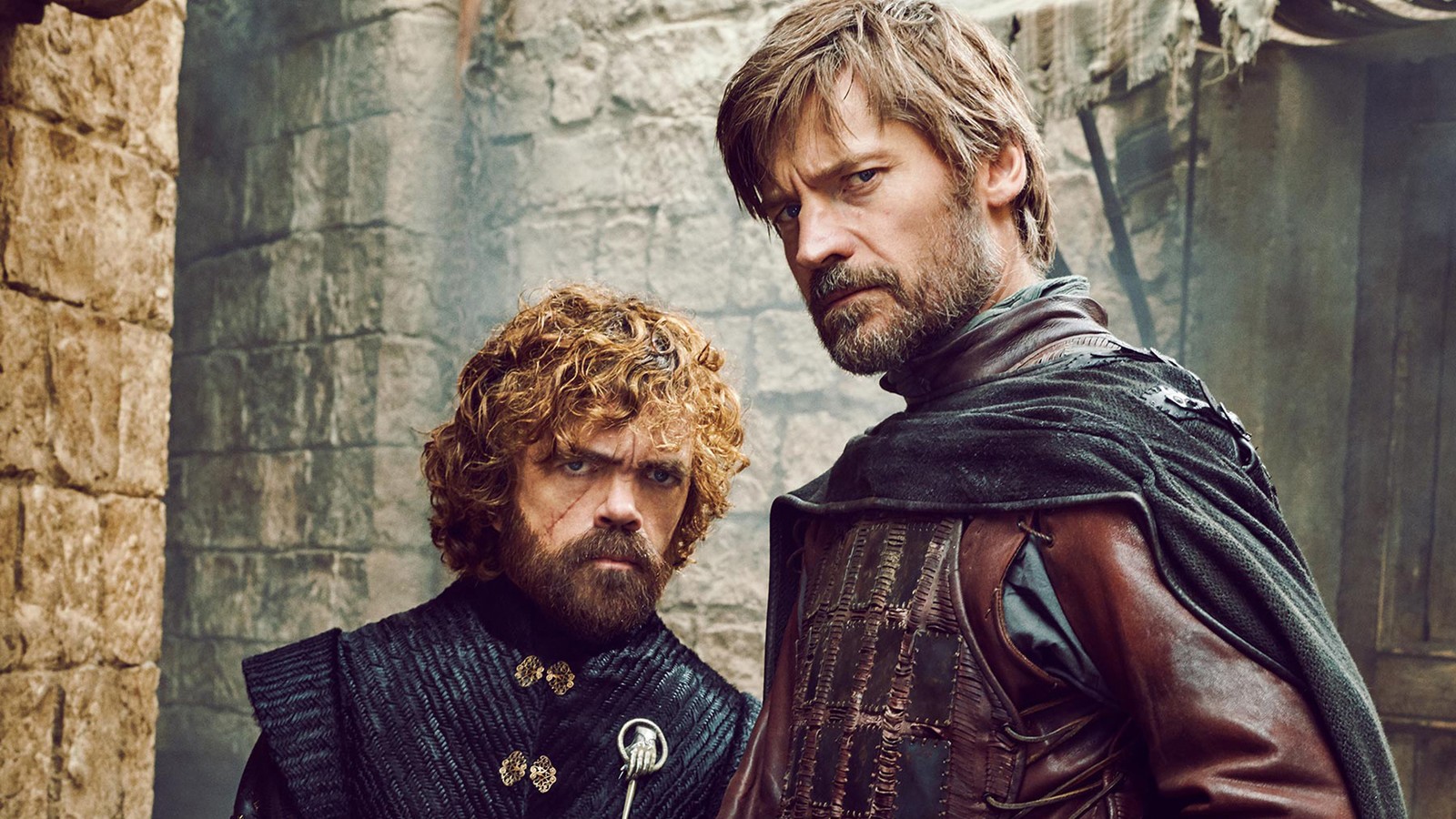 Un gros plan de deux hommes en vêtements médiévaux se tenant côte à côte (jaime lannister, nikolaj coster waldau, tyrion lannister, peter dinklage, game of thrones)