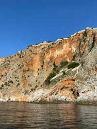 Majestätische Klippe mit Blick auf einen ruhigen See