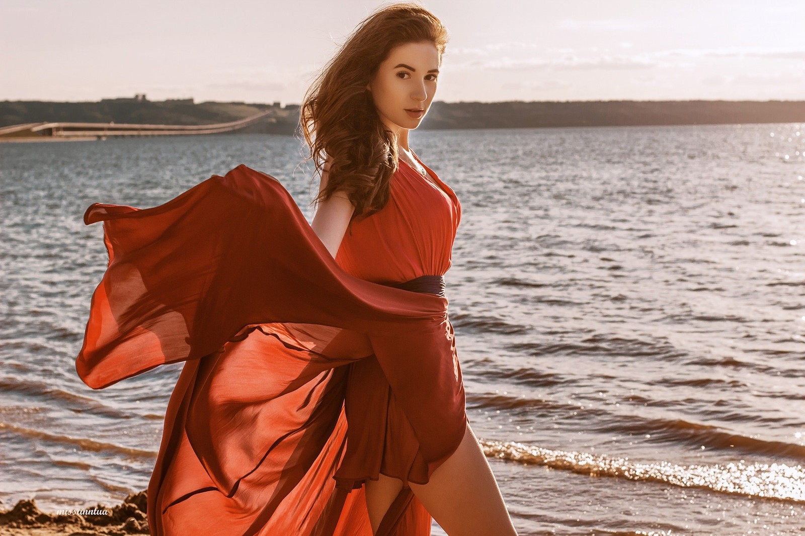 Femme arabe en robe rouge marchant sur la plage (cheveux longs, cheveux, orange, vêtements, rouge)