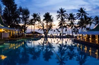 Reflexões serenas do crepúsculo em uma piscina de resort tropical na Tailândia