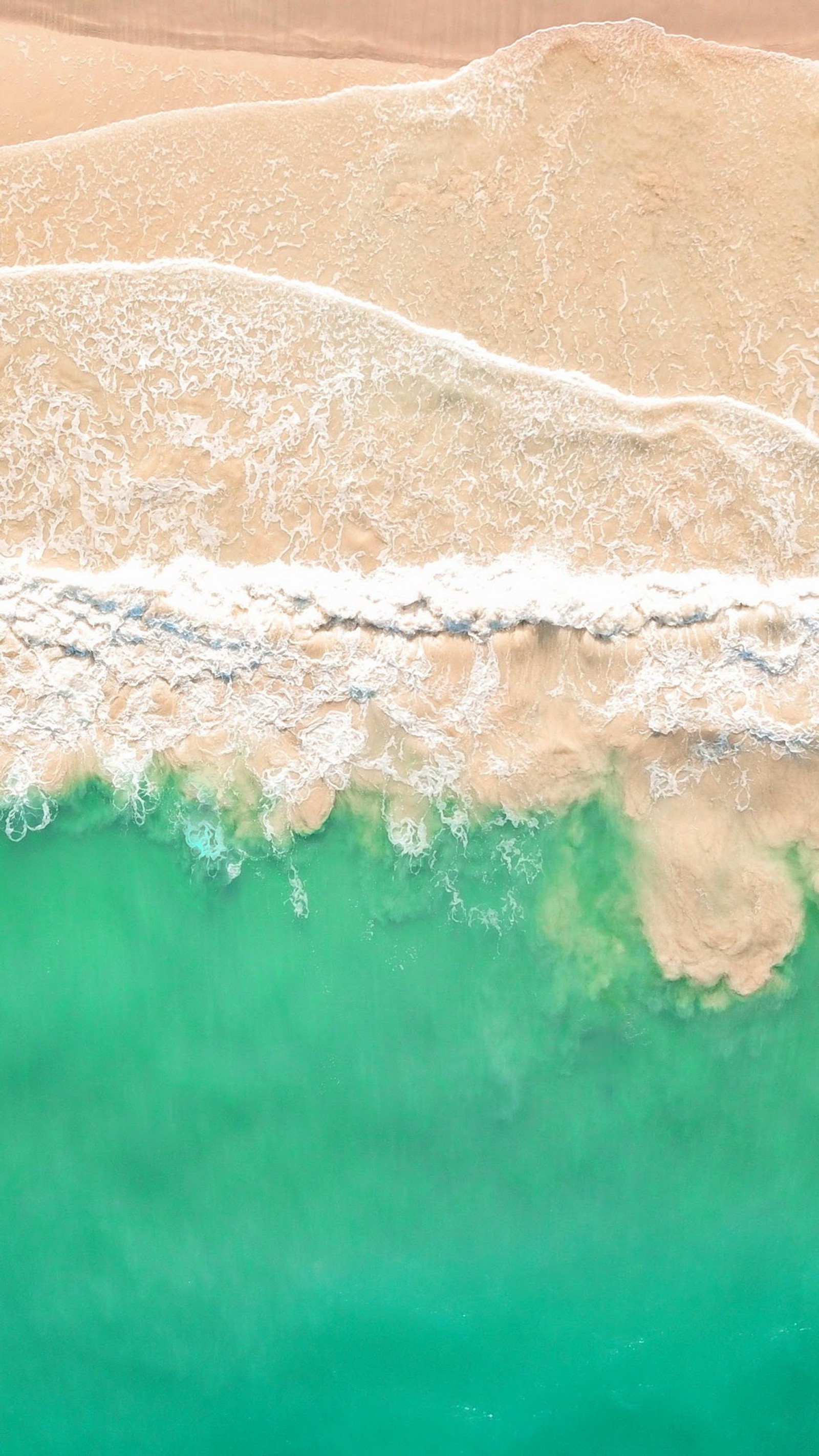 Vue aérienne d'une plage avec une planche de surf et une personne sur la plage (mer, eau, fluide, liquide, aqua)