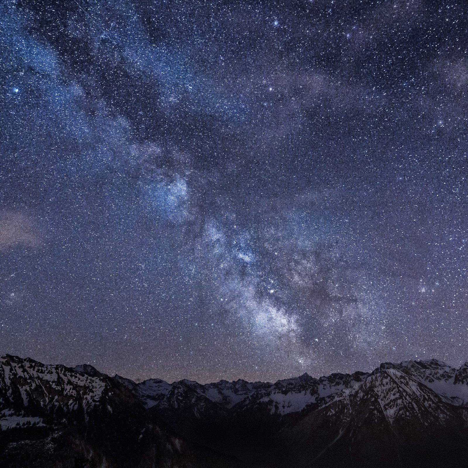 Uma vista da via láctea e das estrelas acima das montanhas (via láctea, galáxia, astronomia, estrela, noite)