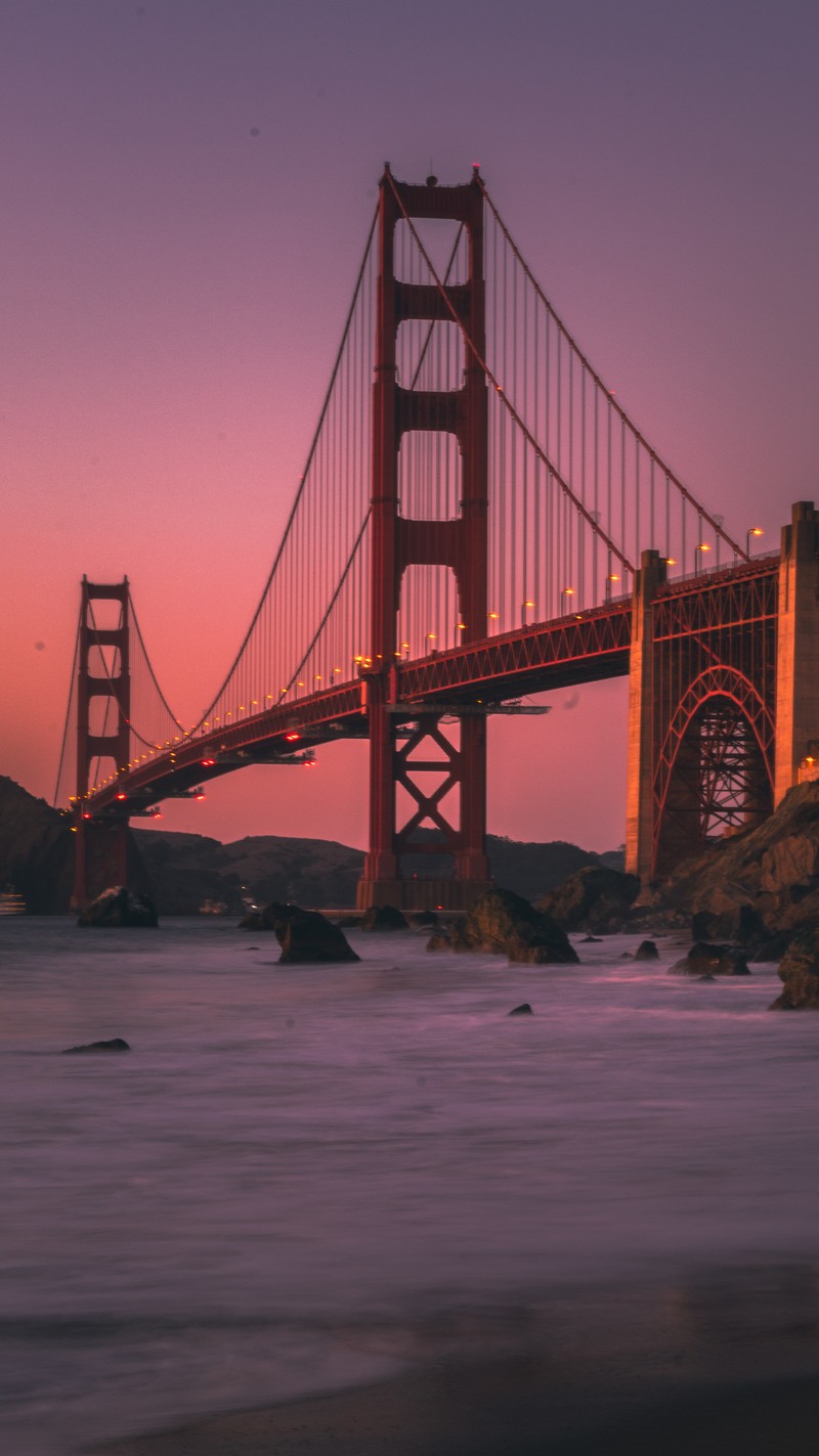 Вид сверху на мост с водоемом на переднем плане (мост золотые ворота, golden gate bridge, пляж бейкера, подвесной мост, мост)