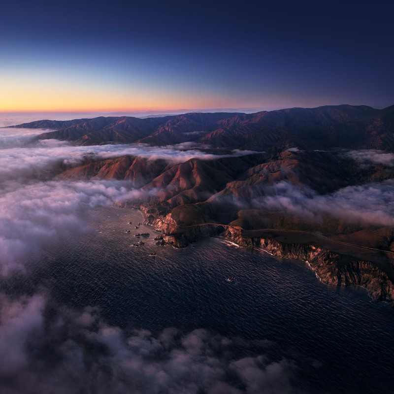 Вид на горный массив с водой внизу (большой сюр, big sur, восход солнца, горы, облака)