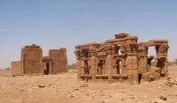 Ruines d'un ancien complexe temple nubien, montrant les vestiges architecturaux d'un site historique du Nouvel Empire égyptien.