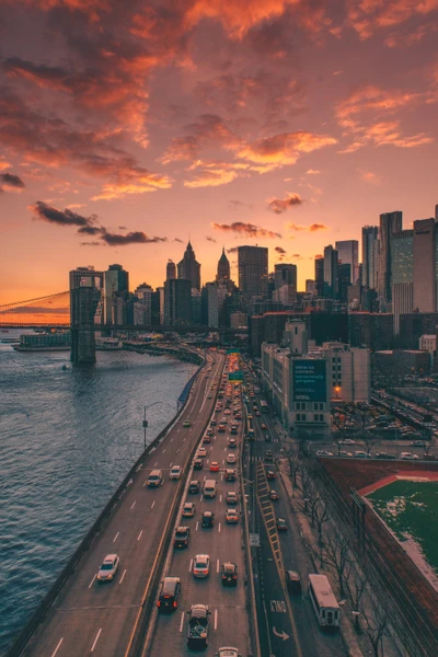 Atardecer sobre Manhattan: una vista escénica de la infraestructura urbana y el río Este