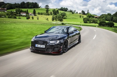 Audi RS5: Un coche deportivo de alto rendimiento en movimiento por un pintoresco camino rural