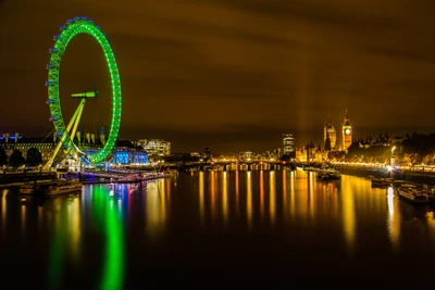 Ojo de Londres iluminado: Una reflexión nocturna del horizonte de la ciudad