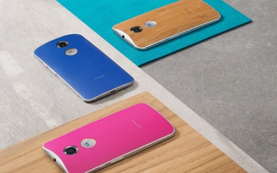 Smartphones Motorola vibrants en bleu électrique, rose et finition bois : une vitrine de design moderne