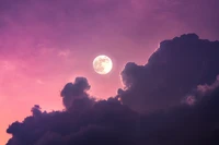 Pleine lune illuminant un ciel rose entouré de nuages