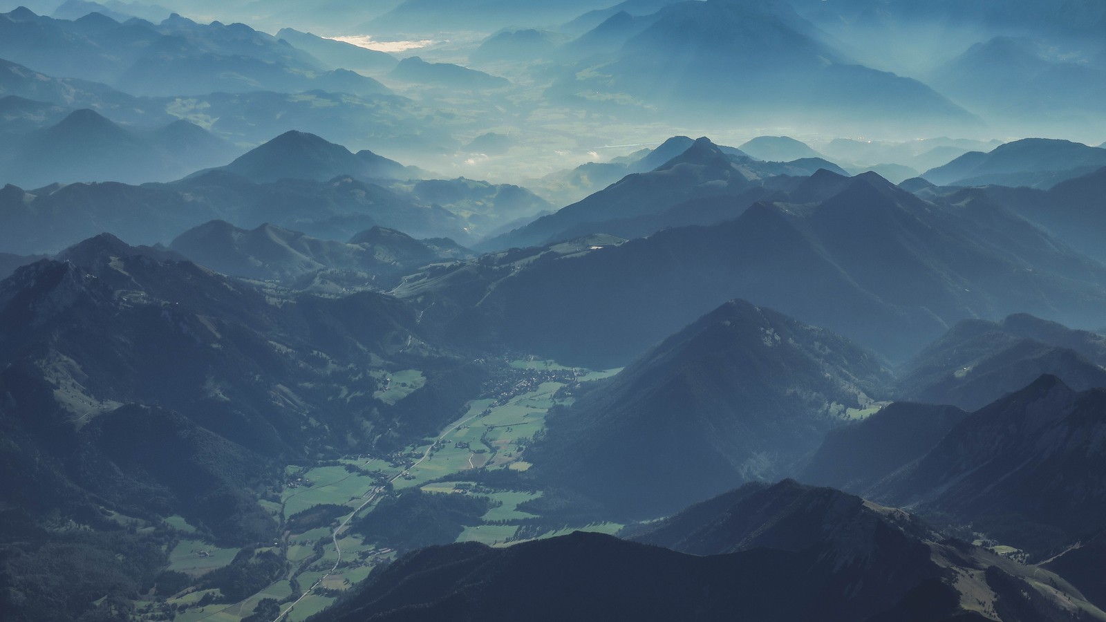 Montagnes avec une vallée au milieu et une vallée en dessous (alpes de brandebourg, autriche, chaîne de montagnes, vue aérienne, brume)