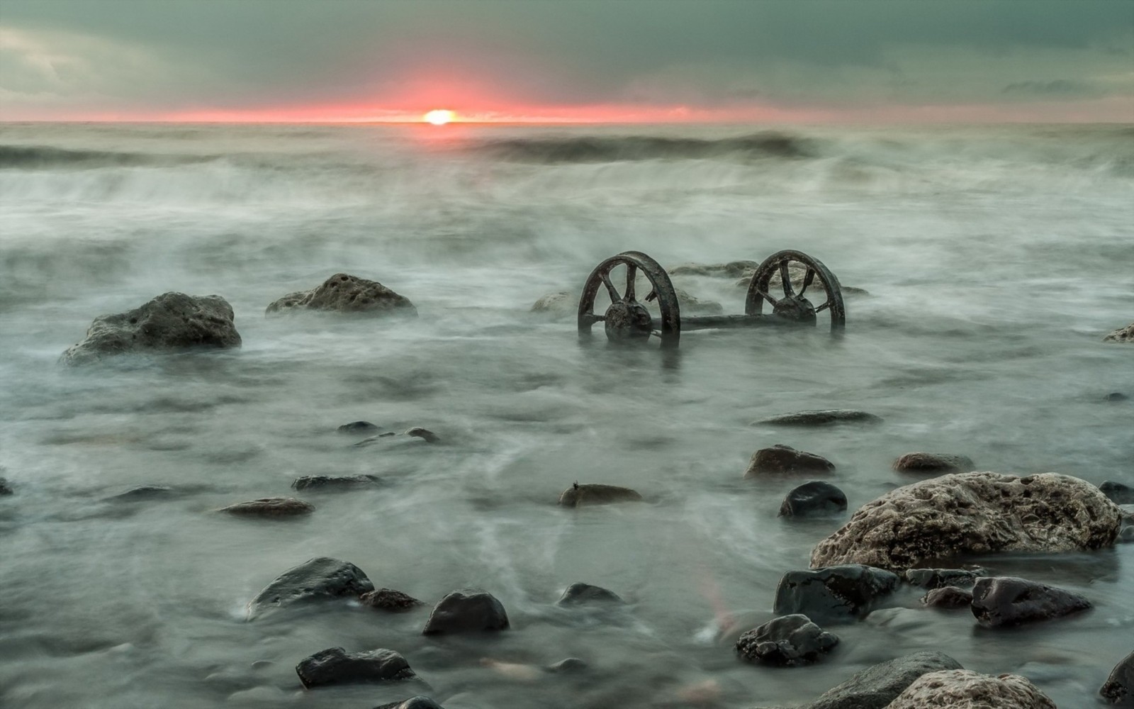 Il y a une grande quantité de rochers dans l'eau près du rivage (vague de vent, rivage, mer, coucher de soleil, océan)