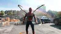 Spider-Man dans le costume d'Iron Spider confronte le chaos dans 'Pas de chemin vers la maison