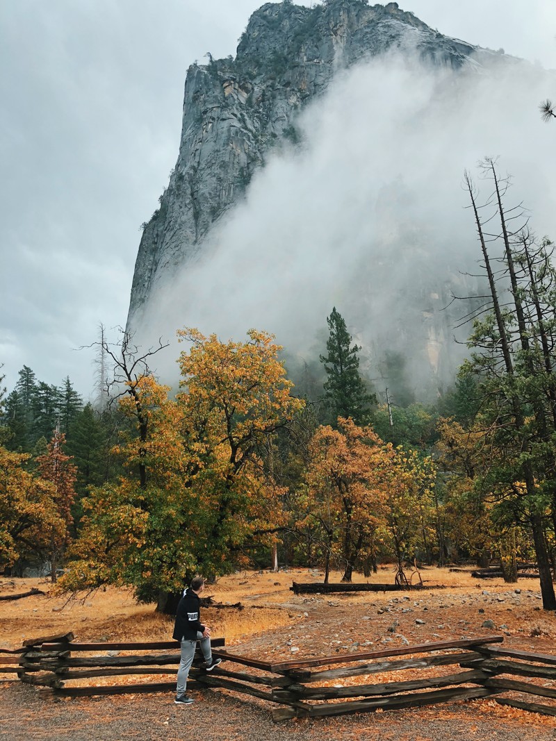 Человек стоит перед горой с рюкзаком (калифорния, california, сша, usa, долина йосемити)