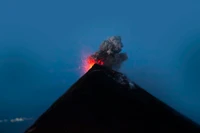 Estratovolcán submarino erupcionando con lava y ceniza contra un cielo crepuscular