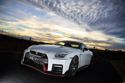 Nissan GT-R : Une supercar de performance élégante sous un ciel dramatique