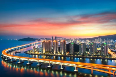 Deslumbrante pôr do sol sobre a ponte Gwangan e a paisagem urbana de Busan