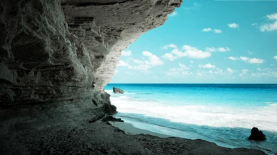 Acantilado costero y cueva marina con vistas a las tranquilas olas del océano