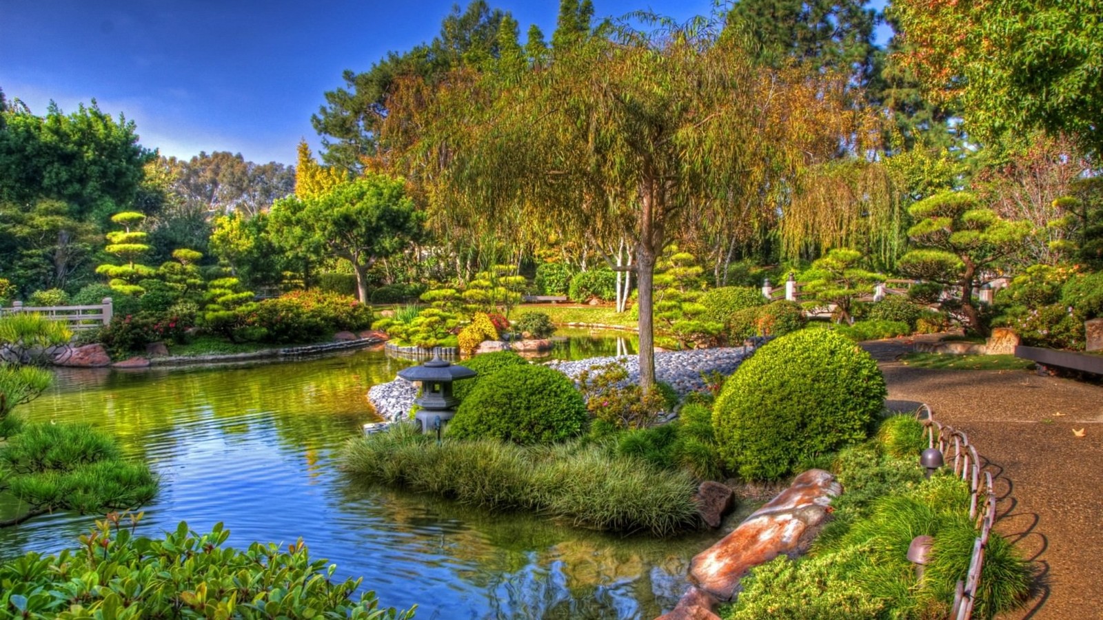 Vue d'un étang avec un pont et des arbres en arrière-plan (jardin japonais, jardin, jardin aquatique, nature, arbre)