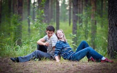 Momentos alegres de amor en la naturaleza