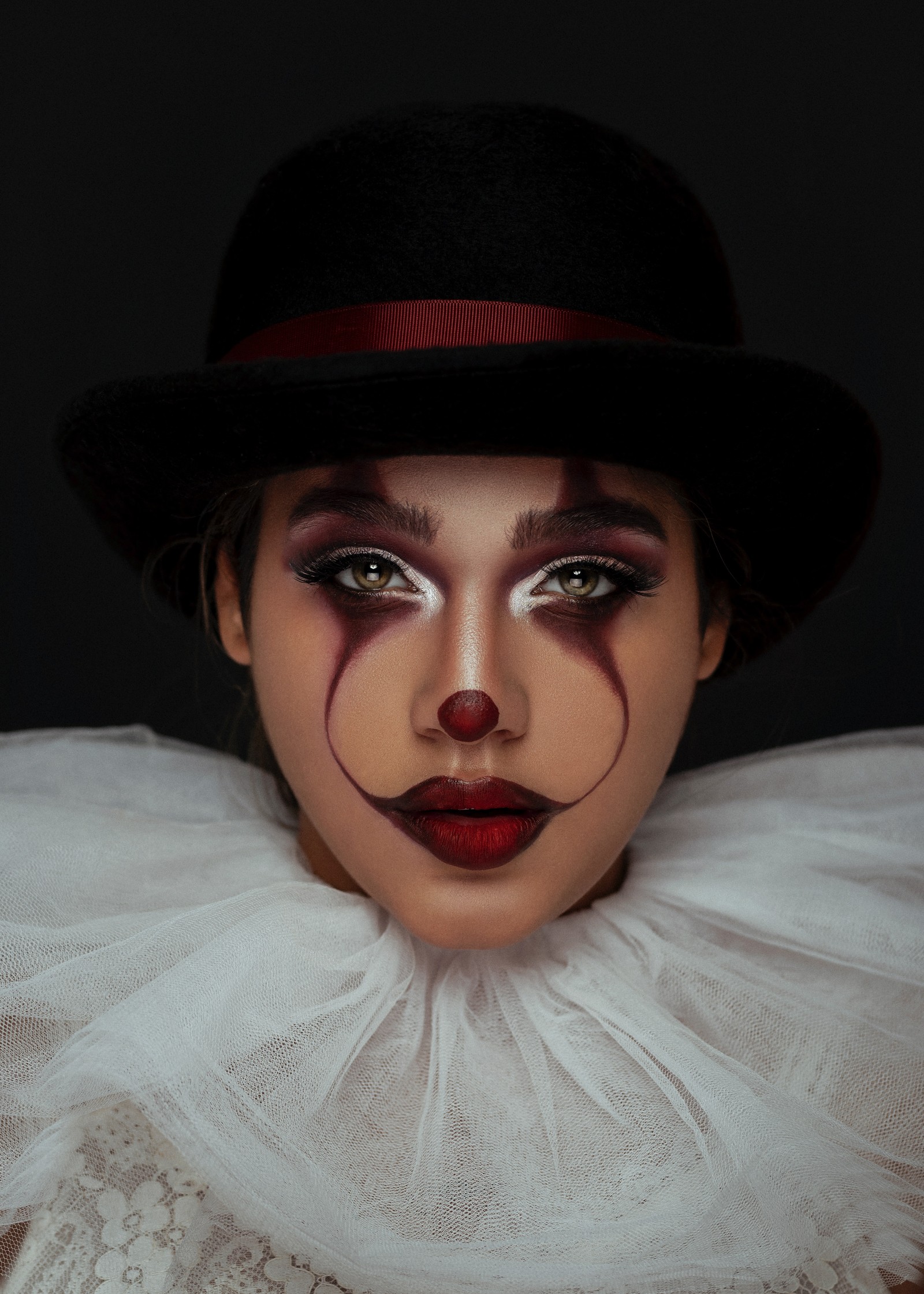 Araffe clown makeup and makeup art by a woman (headgear, face, lady, nose, clown)