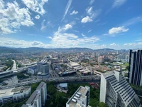 Paisagem urbana vibrante com blocos de torres e infraestrutura