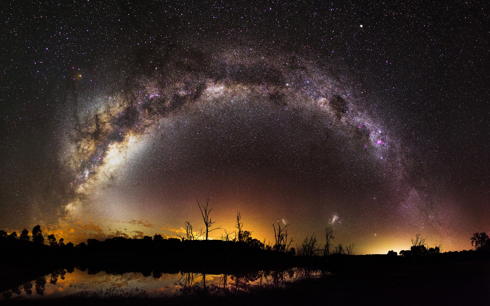 Uma vista da via láctea e da via láctea à distância (via láctea, galáxia, natureza, noite, atmosfera)