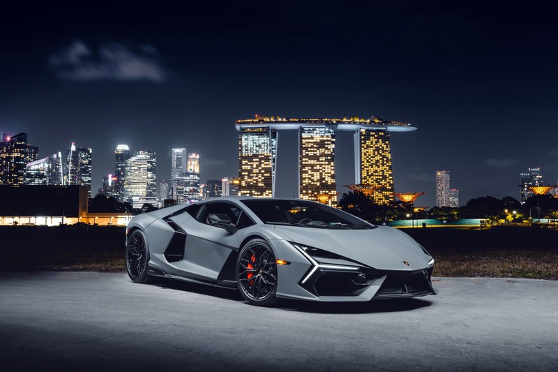 Белая овечка припаркована перед горизонтом города (ламборгини ревуэльто, lamborghini revuelto, сингапур, 2024, 5k)