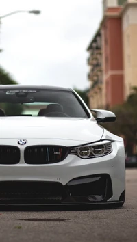 Elegante BMW M4 vista frontal en un entorno urbano