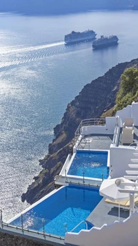 Villas en bord de mer avec piscines à débordement surplombant des eaux sereines