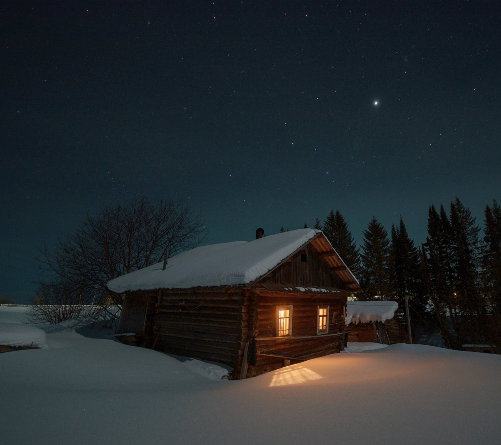 Photo nocturne d'un chalet dans la neige avec une pleine lune (maison, nuit, ciel, hiver)