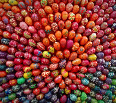 Vibrante variedad de huevos de Pascua pintados a mano