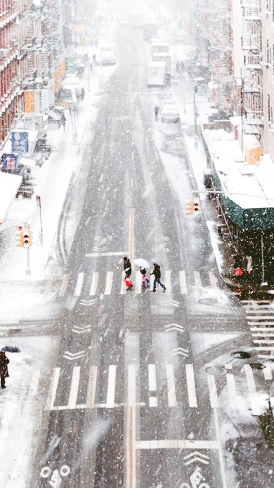 Calle de la ciudad nevada: escena invernal con peatones