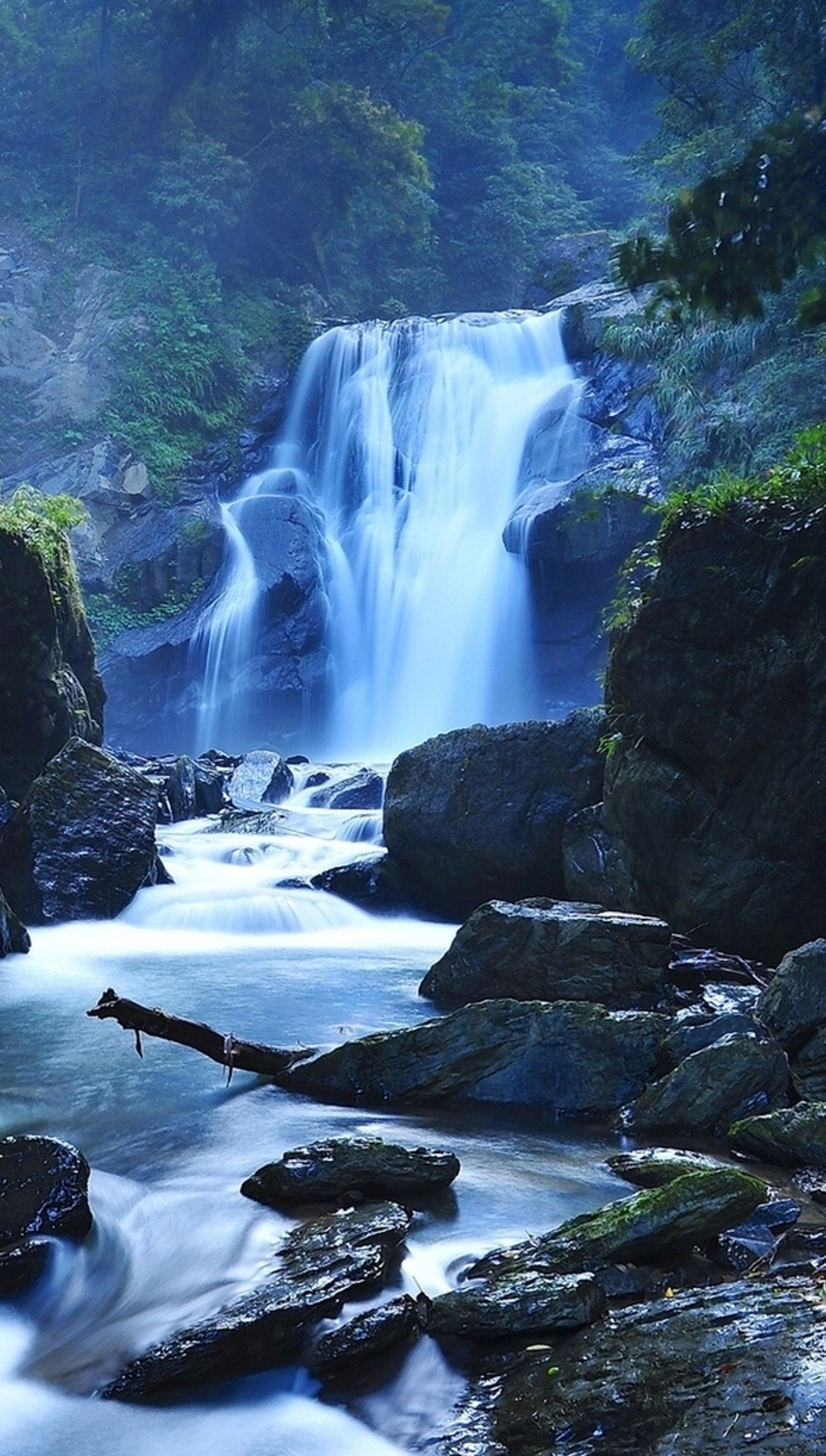 Hay una cascada que fluye por el lado de una montaña (cascadas, naturaleza, agua)