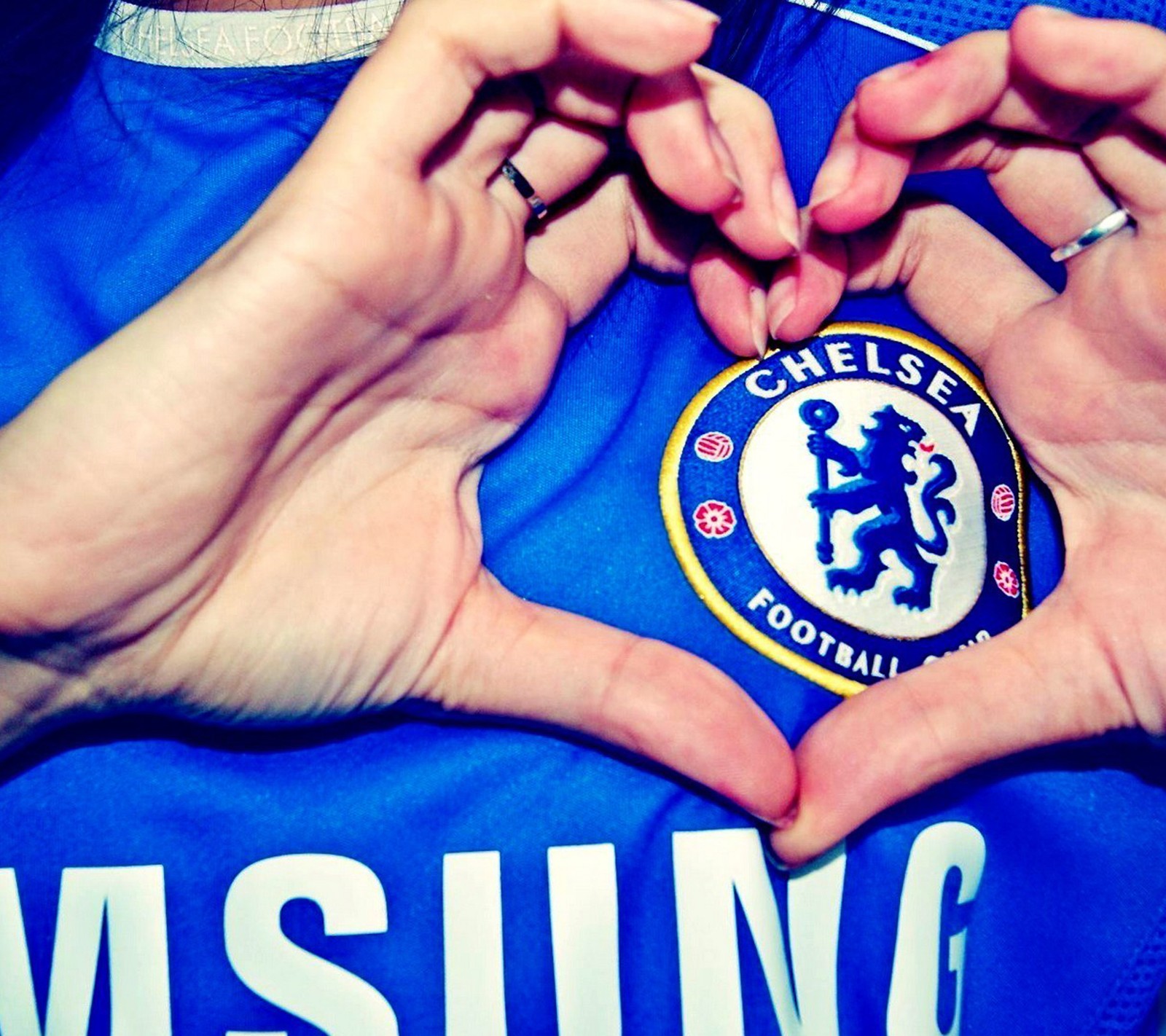 Mãos formando um coração com o logo do chelsea em uma camisa azul (chelsea, clube, fã, fc, futebol)