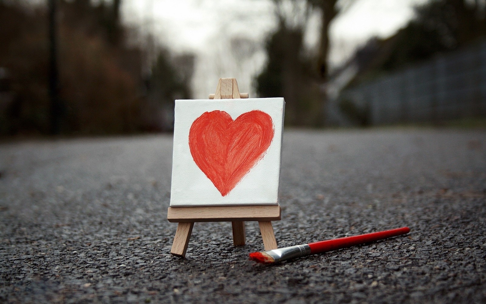 Un pequeño caballete con un corazón rojo dibujado (lindo, corazón, amor, naturaleza, pintura)