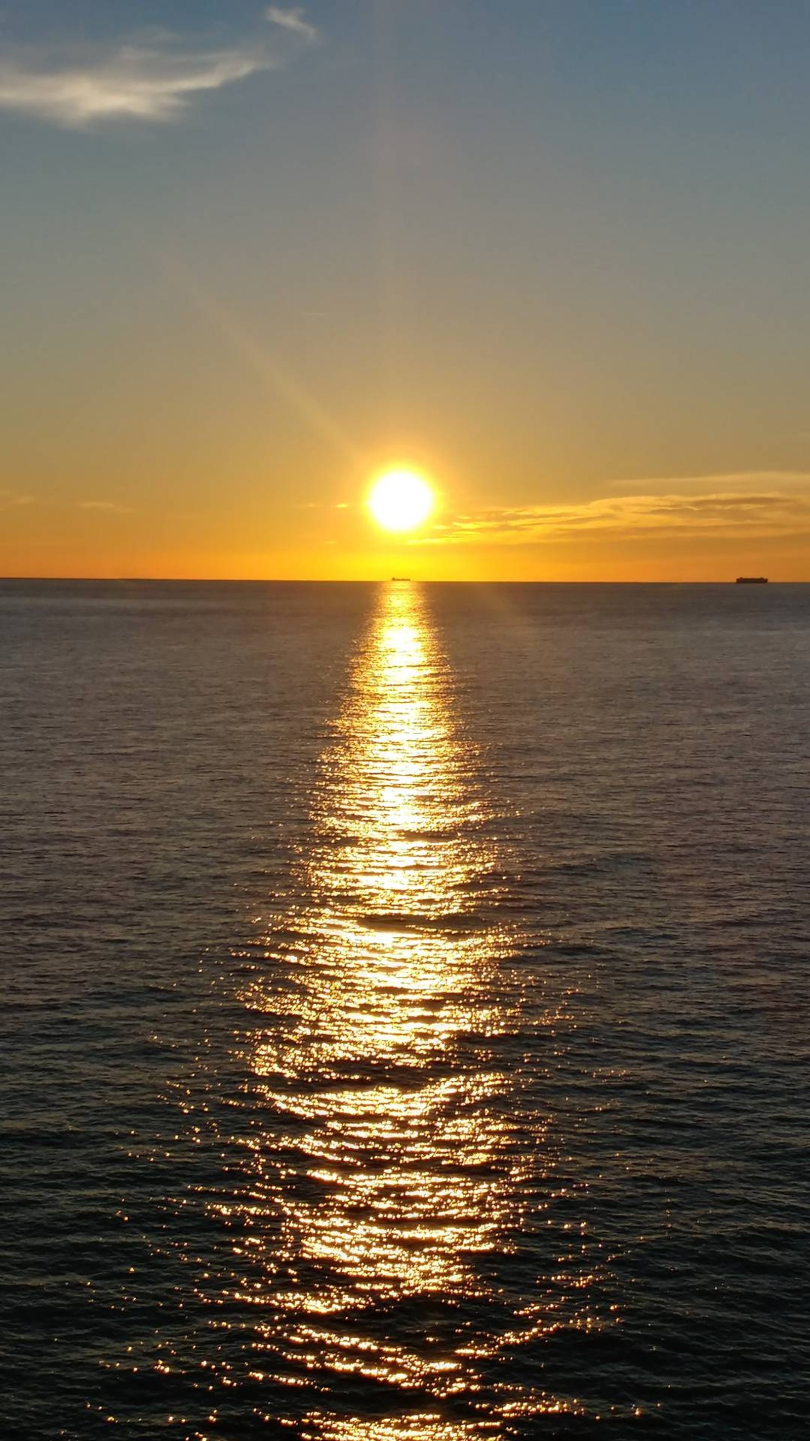 Vista panorâmica de um pôr do sol sobre o oceano com um barco ao longe (2017, 2018, hd, mar, praia)