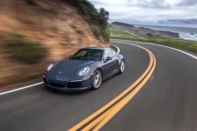 Porsche Carrera Conversível Correndo ao Longo de uma Curva Costeira