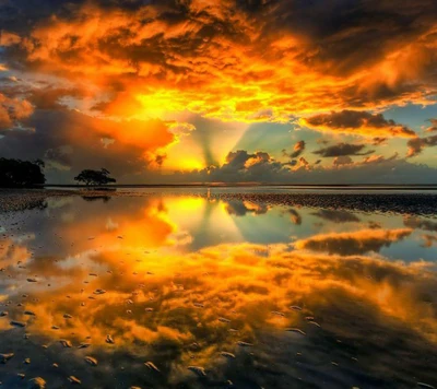 Reflet vibrant du coucher de soleil sur des eaux tranquilles