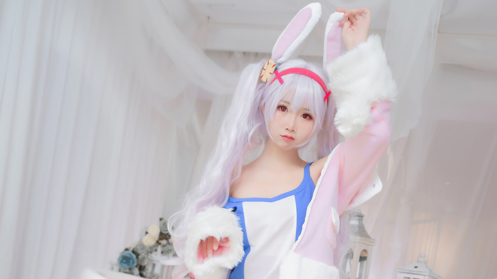 Il y a une fille avec des oreilles de lapin et une robe blanche tenant un animal en peluche (mignon, cosplay, filles, laffey, azur lane)