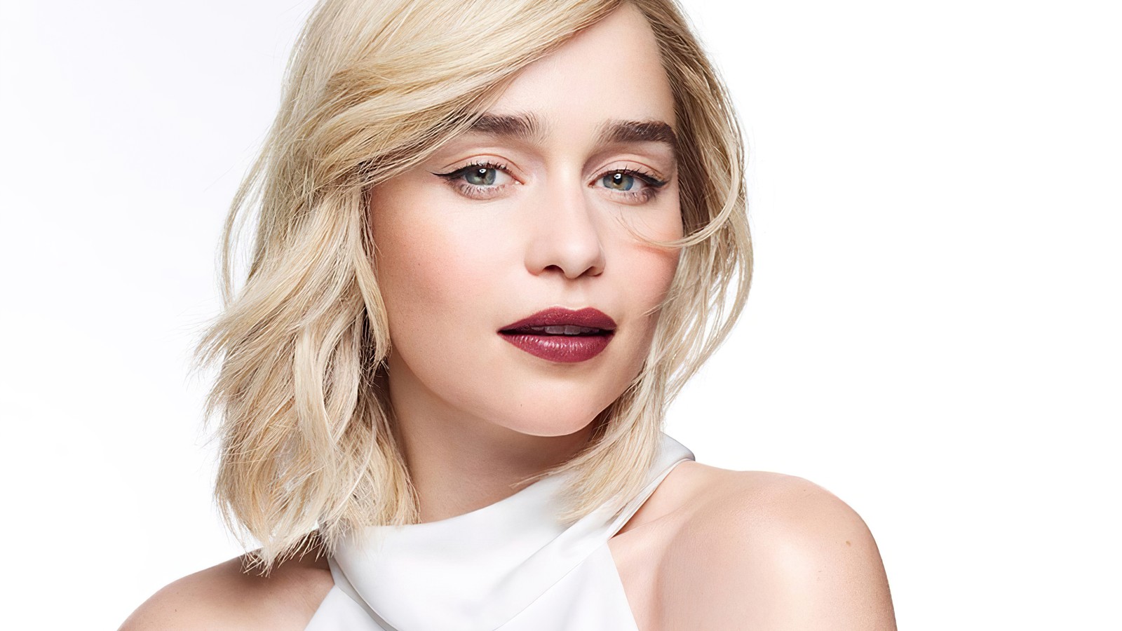 Gros plan d'une femme en haut blanc et rouge à lèvres (emilia clarke, actrice, célébrité, femmes, filles)