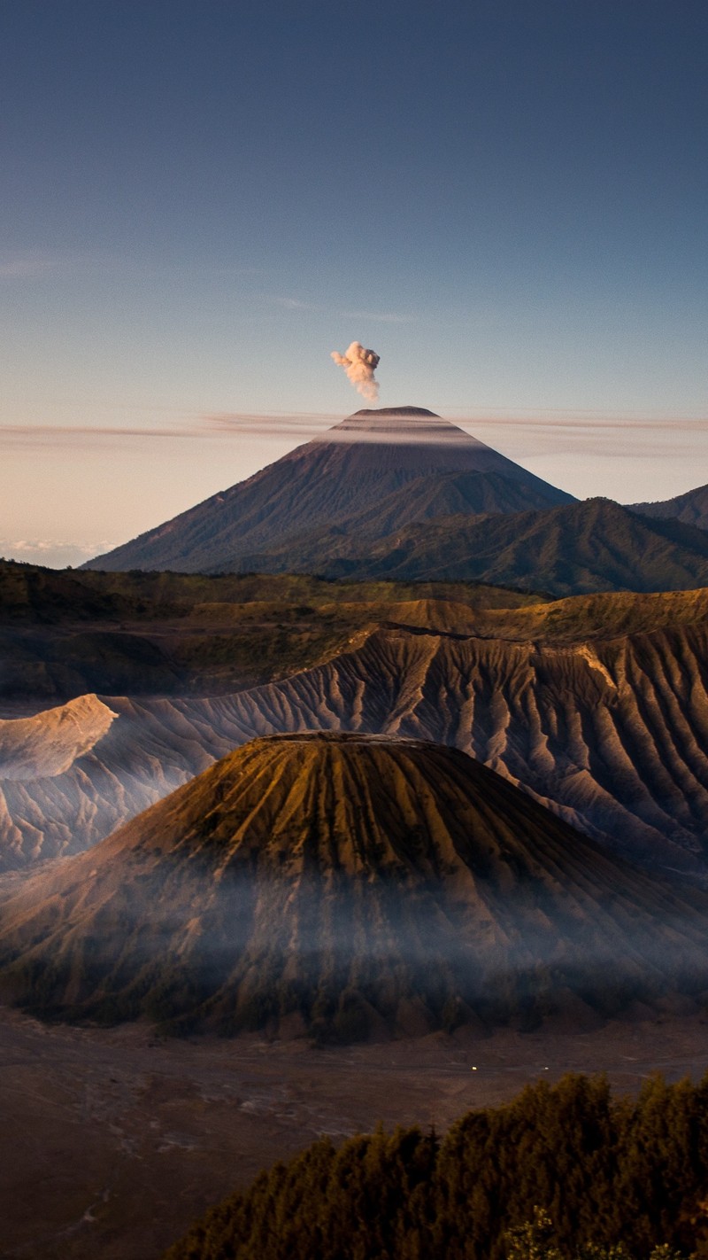 Большая гора с облаком, выходящим из нее (гора бромо, mount bromo, гора фудзи, путешествие, походы)