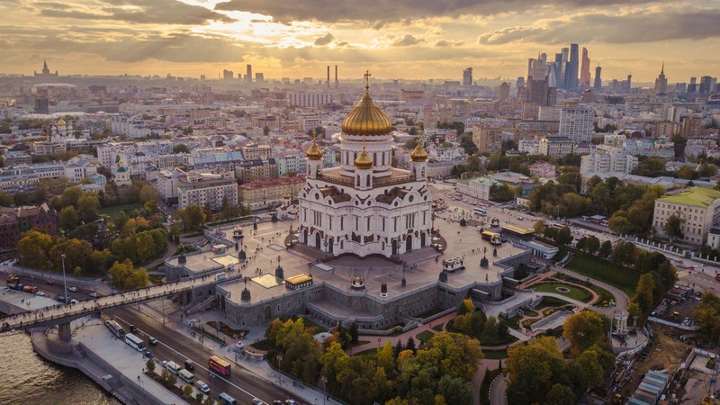 Вид на большое белое здание с золотым куполом (путешествие, туризм, город, городской пейзаж, достопримечательность)