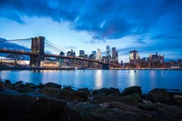 Serenidade do crepúsculo: Ponte do Brooklyn e horizonte de Manhattan