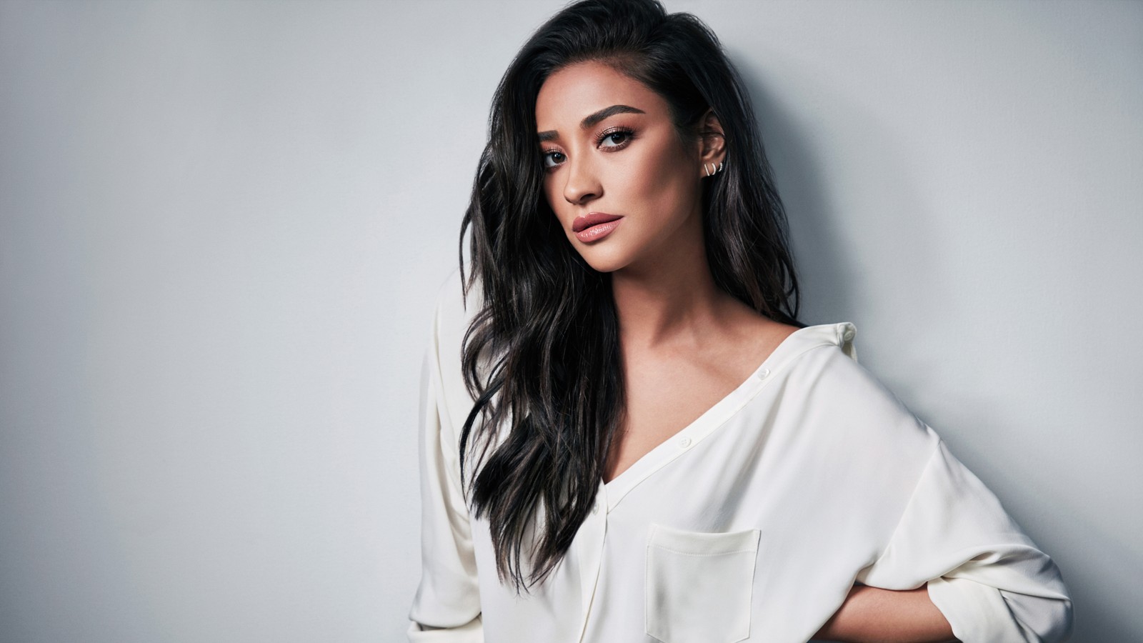 Une femme aux longs cheveux noirs et une chemise blanche (shay mitchell, actrice, célébrité, femmes, filles)