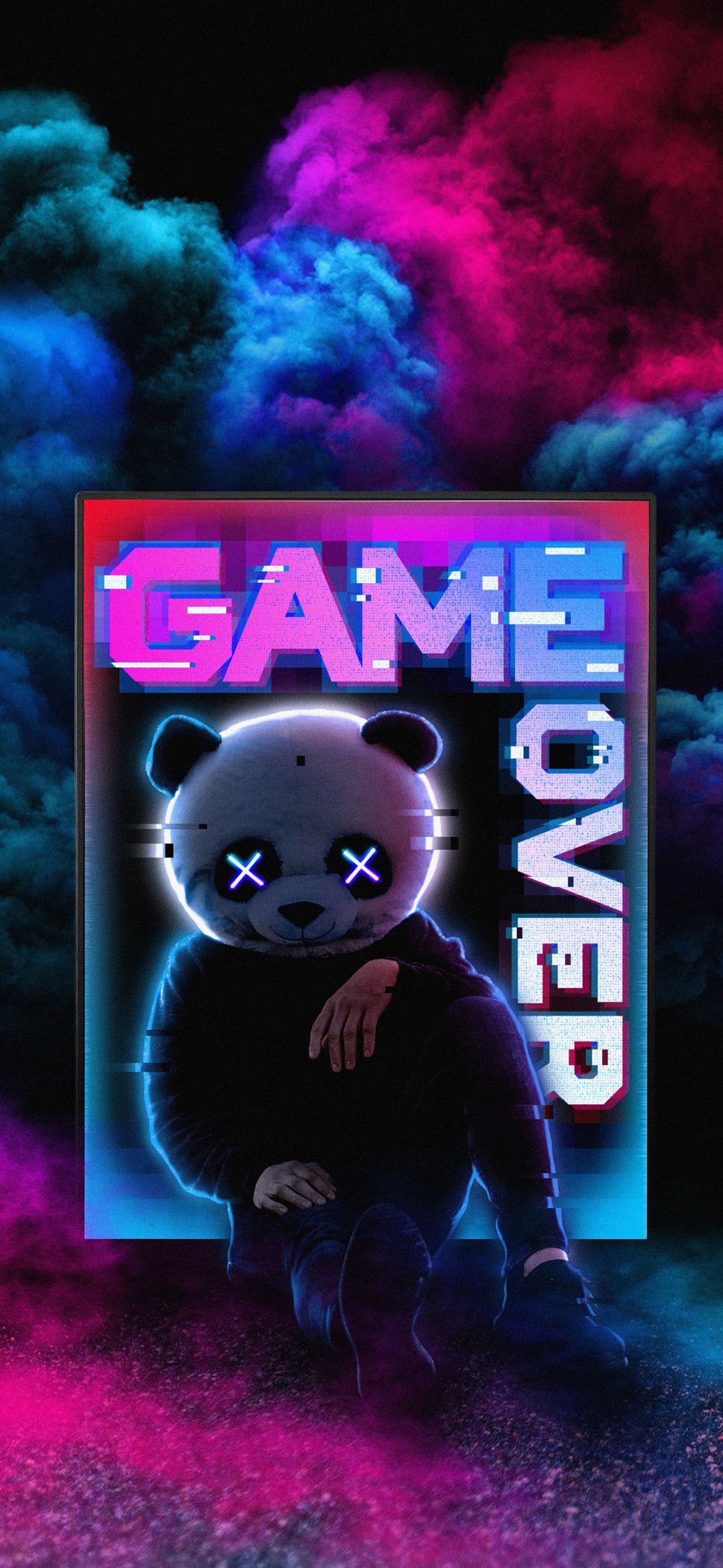 Um close de um urso panda usando um moletom com uma placa de neon. (roxo, azul, rosa, violeta, vermelho)