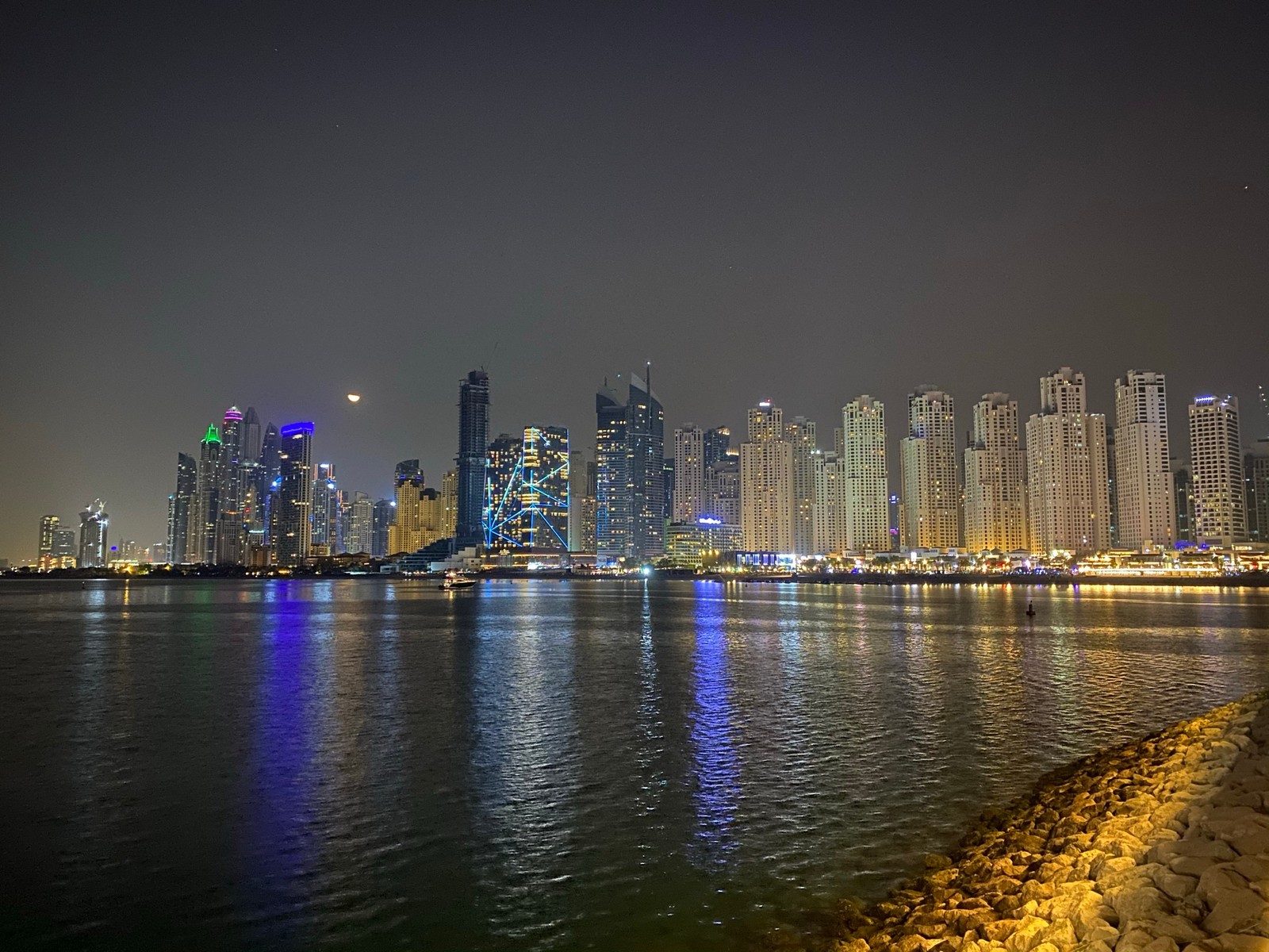 Paysage urbain illuminé la nuit avec un plan d'eau (dubaï, dubai, paysage urbain, eau, nuit)