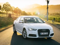 Elegante sedã Audi A6 Quattro em um cenário pitoresco de vinhedo